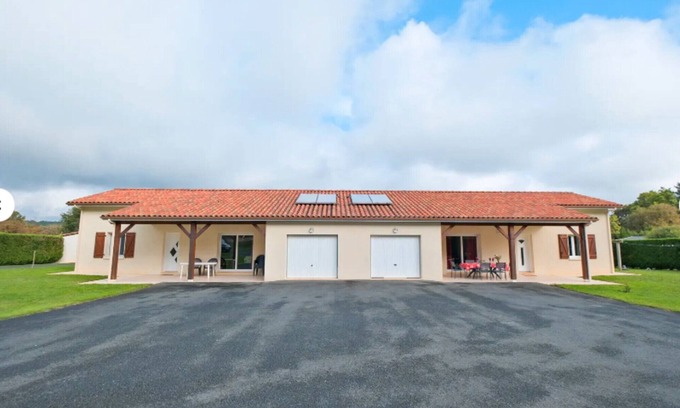 Savignac-les-Eglises Maison | Maison de vacances 'Duo De Maisons Avec Piscine Et Clim' avec piscine partagée et climatisation