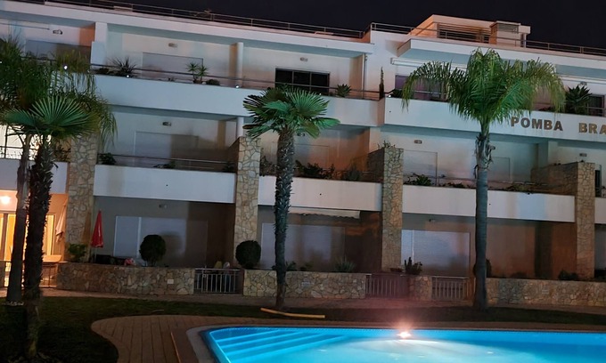 Vale de Carro Copropriété | Duplex com vista piscina barbeque garagem 5 minutos da praia