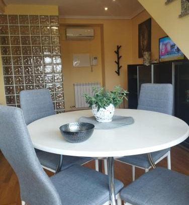Villamediana de Iregua Appartement | Duplex con terraza y vistas a la montaña internet aire acondicionado frente a piscinas públicas