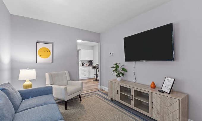 St. Charles Appartement | Historic South Main Street Retreat – Cozy 1BR Duplex in the Heart of St. Charles