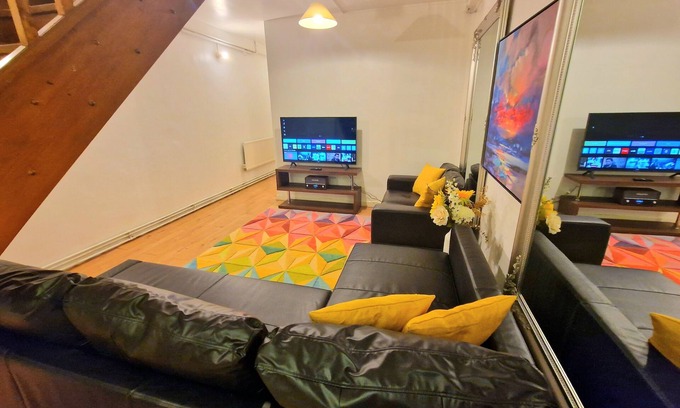 Kings Cross St. Pancras Appartement | Duplex Home with 3 bedrooms and Back Patio, near King's Cross Station