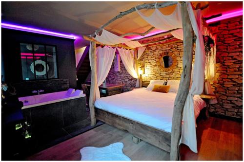 Bourgoin-Jallieu Appartement | Duplex Safari jusqu'à 4 personnes, Spa XXL, day use, cinéma, cascade et lit sous les arbres