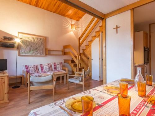 Montchavin Appartement | Duplex spacieux au coeur de station, proche télécabine, balcon, casier à skis - FR-1-181-2531