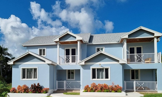 Gambier Maison | Duplex Townhouse, King Bed, Family-centric, Fast Wi-fi, near Beach, Free Parking