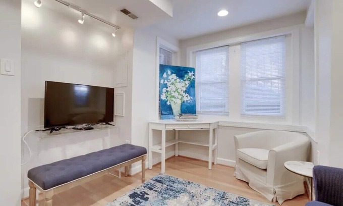 Logan Circle Maison | Dupont: Pet-friendly+Metro+42"Roku+Desk+FAST Wi-Fi