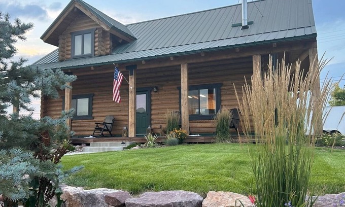 Dutch John Cabine | Dutch John Adventure Outpost—2800 Sq Ft, log home by Perfect Drift Properties
