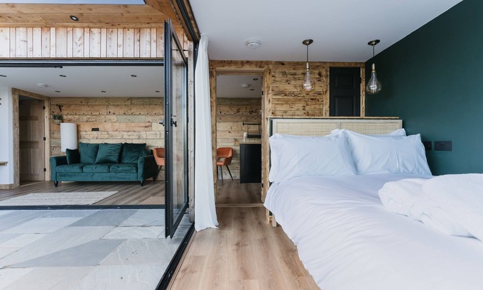 Bethania Cabine | Dyffryn Ceri - luxury converted shipping container