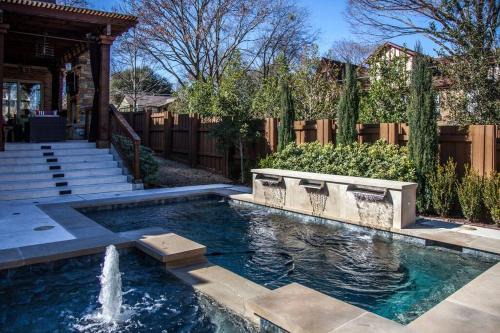 Hollywood - Santa Monica Maison | E Dallas Family Home with Pool Spa Outdoor Fire