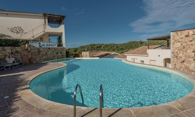Baja Sardinia Appartement | Ea Bianca Three-room apartment sleeps 6, sea view, A.C