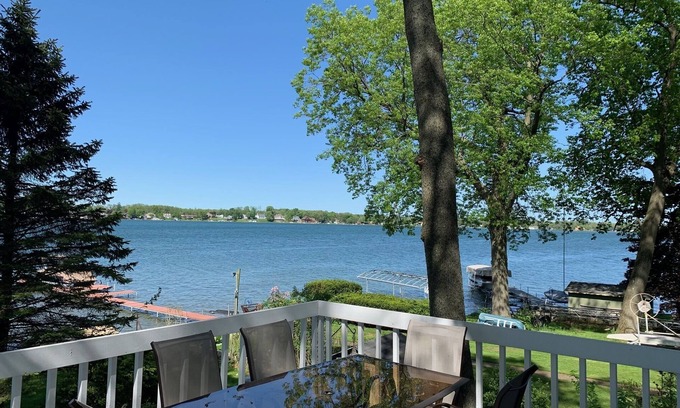 Edwardsburg Cottage | ND GAME DAY EAGLE LAKE FRONT avec les meilleures vues sur le lac et la plage de sable