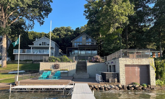 Edwardsburg Maison | Eagle Lake Paradise! Close to ND!nEnjoy kayaking, hot tub and Sunset views!