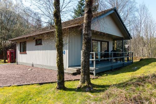 Crianlarich Chalet De Ski | Eagle Lodge with stunning loch and mountain view