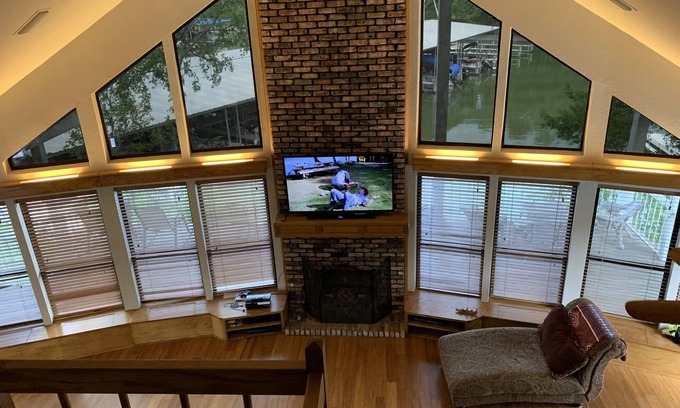 Lake Country Maison | Eagle Mountain Lake Front Home, with Dock! Amazing Location 3 Bed, 2 Bath