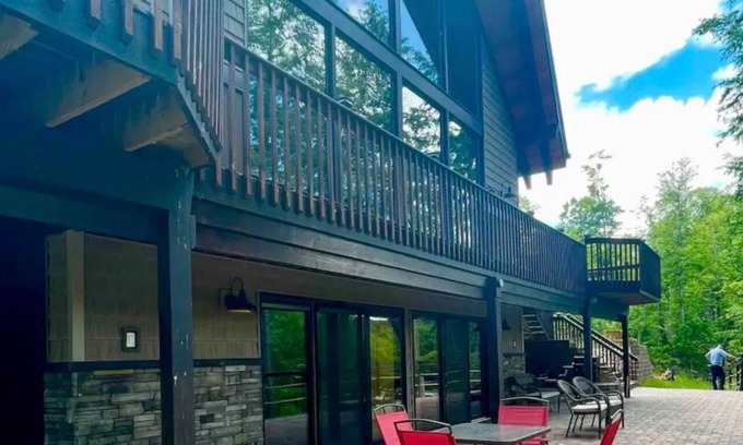 Ashtabula Chalet De Ski | Eagle River Retreat~hot tub~riverfront!