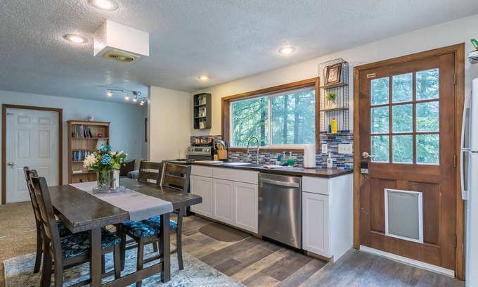 Paradise Estates Cabine | Cozy Rainier family getaway, kids & pet friendly!