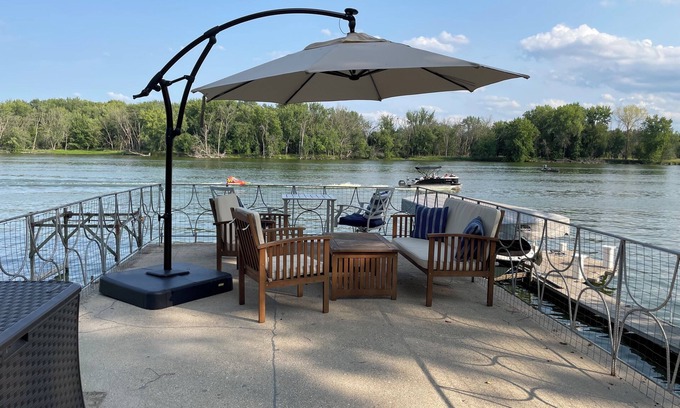 Edgerton Maison | Eagle's Landing on the Rock River, Pontoon available for additional fee