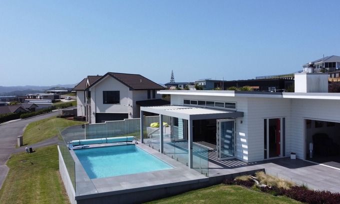 Cable Bay Maison | EAGLE VIEW - SUMMER IN STYLE