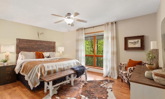 Rogers Maison | Eagles Landing - Cozy Cabin in the Woods - Walkable to Lake!
