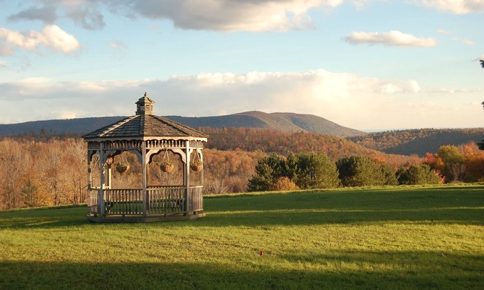 Eagles Mere Cottage | La maison en cèdre Eagles Mere offre une vue imprenable sur les montagnes sans fin