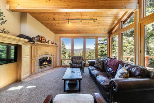 Alpine Meadows Maison | Eagles Nest by Tahoe Getaways - Pet Friendly with Hot Tub, Pool Table & Shuttle to Slopes