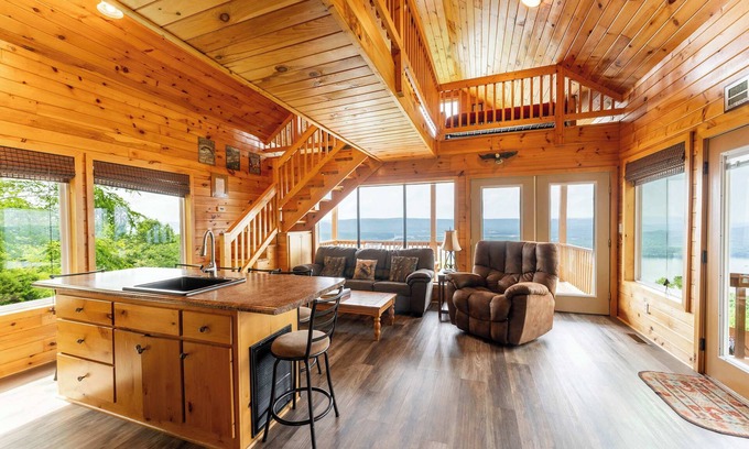 Bryant Cabine | Eagles Nest Cabin – Bluff Views & Hot Tub!