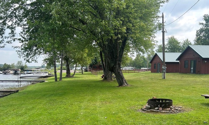 Duluth Station Balnéaire | Eagles Nest Resort Two Bedroom Cabins, Full Bar and Restaurant and RV Spaces