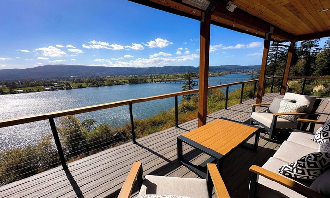 Cathlamet Maison | Eagles View Waterfront Luxurious Retreat. Stunning Cathlamet Columbia River home