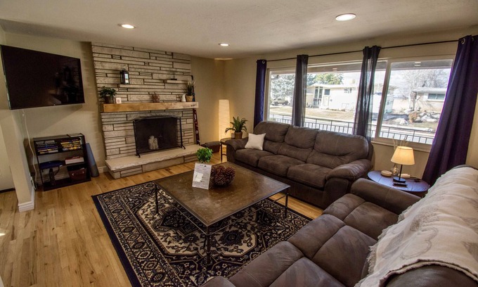 Cottonwood Heights Maison | Ski House: Cozy, Clean, Convenient! VIEWS + Office and close to the mountains!