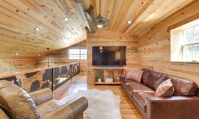 Early Cabine | Early Cabin w/ Deck ~ 20 Mi to Lake Brownwood!