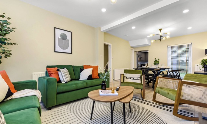 Tottenham Maison | Earthly Comforts, 3 BD Escape - Sleeps 8!