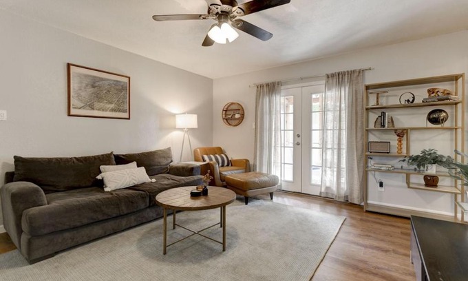 Pecan Springs Springdale Maison | East Austin 3BR 5 miles to downtown/UT stadium/Moody/SXSW. Large yard, pets Ok.