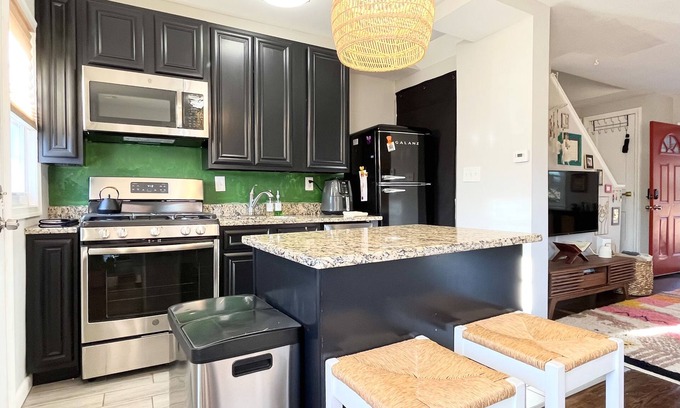 Northeast Maison | East Boundary Stone 3BR/2BA Townhome - Free St. Parking