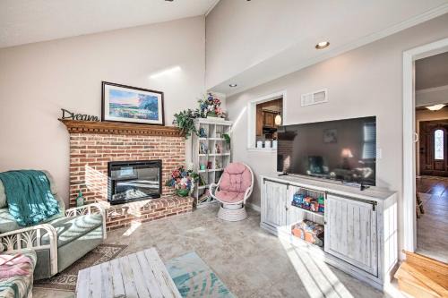 East Earl Maison | East Earl Retreat with Hot Tub Less Than 4 Mi to Town!
