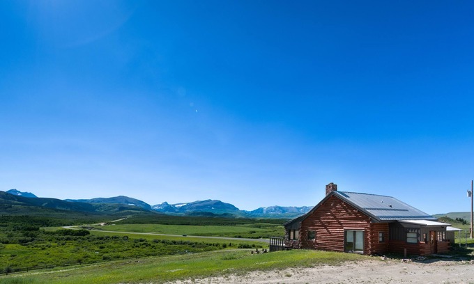 Star Cabine | East Glacier Cabin w/ Stunning Views of the Rockies! 30 min from 2 GNP entrances