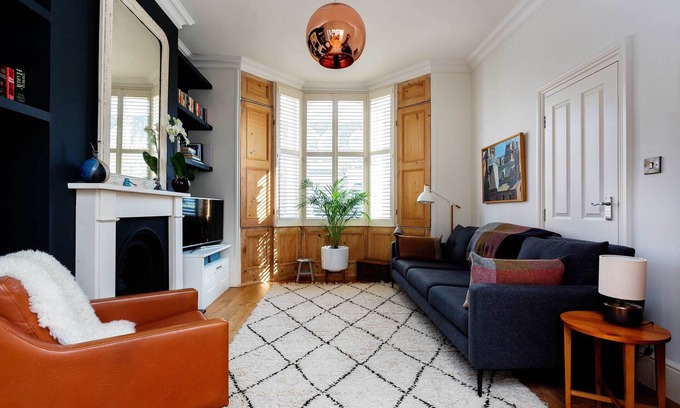 Bow West Maison | Chich 3 BR dans l'est de Londres avec jardin, à 25 minutes de Soho (Veeve)