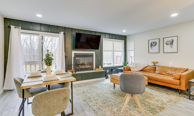 East Stroudsburg Maison | East Stroudsburg Townhouse < 1 Mi to Ski Area!