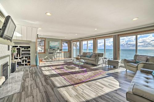 East Tawas Maison | East Tawas Home with Patio, Lake Huron On-Site