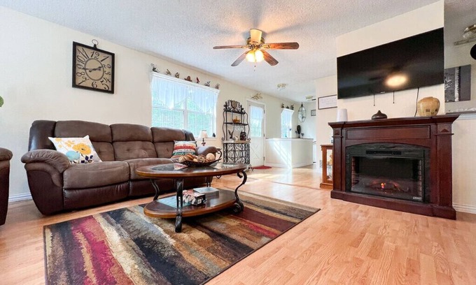 Murchison Maison | East Texas 2-Story House, only 17 miles to Canton, TX, 24 miles to Tyler, TX