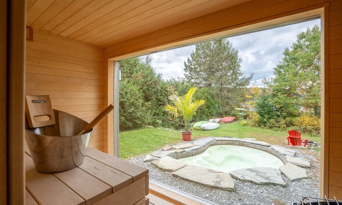Eastman Cottage | Bord de l’eau Estrie avec spa creusé au sel, sauna, table de billard et wifi