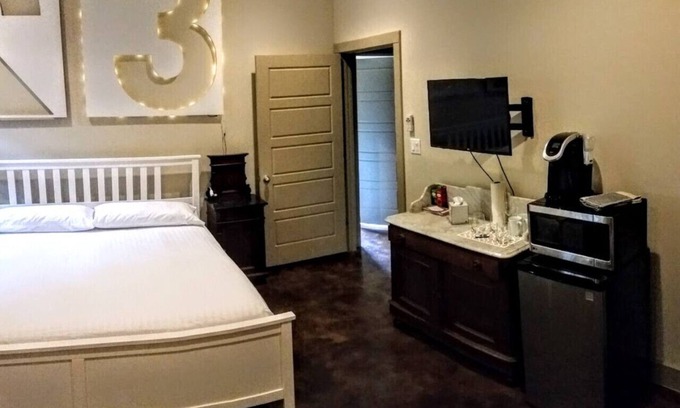 Chestnut Maison | Eastside and Downtown Austin Near UT Access and Nightlife