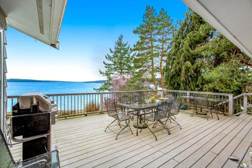 Greenbank Maison | Eastside Beachside Greenbank Getaway