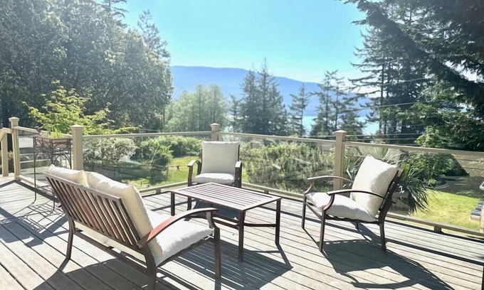 Eastsound Maison | Eastsound Overlook - NEW LISTING/SALISH VIEWS/WALK TO TOWN!