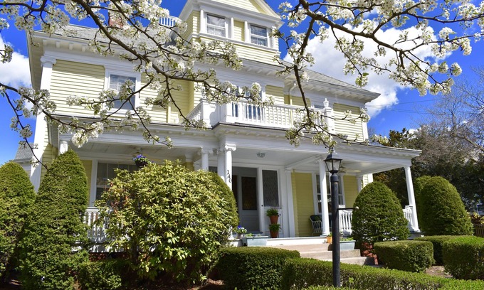 Pawtucket Maison | Easy access elegance, minutes from 95, colleges, Gillette and Providence.