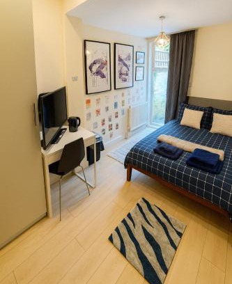 Junction Maison | Easy Access to Central London-Private Ensuite & Terrace