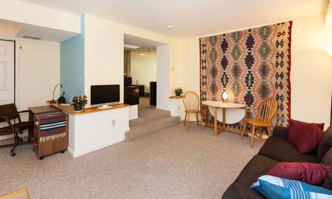 Bethesda Appartement | Accès facile à Washington D. C. -Entrée jardin privé -Marchez jusqu'au métro Bethesda