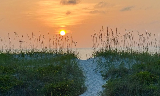 Jacksonville Copropriété | Easy Breezy Oceanfront ground floor condo in amazing Jax Beach, near Mayo