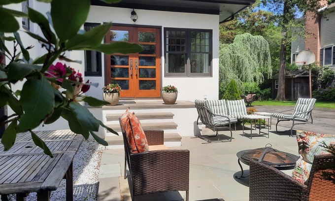 White Plains Maison | Easy train ride to Grand Central NYC - traditional tudor in gorgeous location