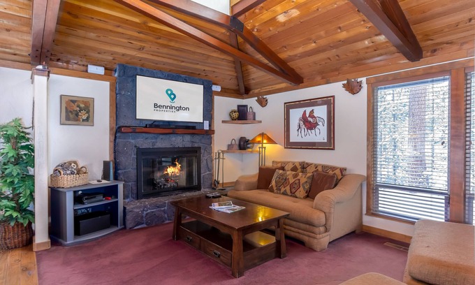 Deer Park Maison | 2 Bdrm Mountain Retreat w / 2 Master Suites!, A / C et 2 foyers à gaz - EBUT10