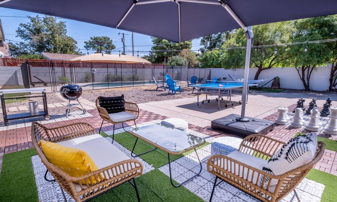 Camelback East Maison | 🌵 Eclectic 5BR Uptown Retreat 🌵 Pool ⭐ Giant Chess ⭐ Office ⭐ BBQ ⭐ Fire Pit ⭐