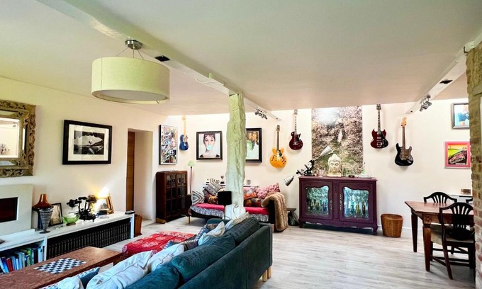 Cherhill Maison | Eclectic Barn - Pergola & Dog-Friendly Garden
